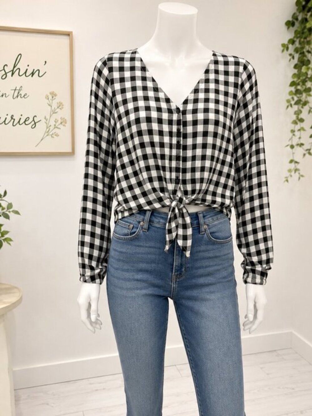 4 for $25 🖤 H&M Gingham Tie Front Blouse (Size 6) 🖤